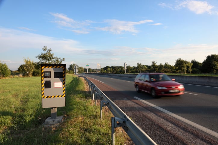 Voiture passant devant un radar