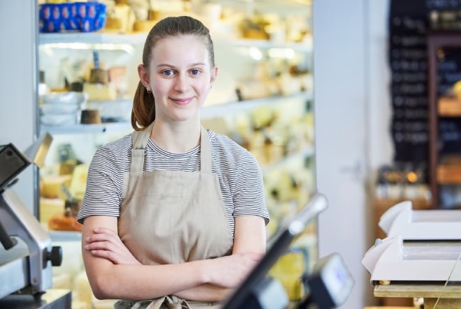 une jeune fille au travail dans un supermarché