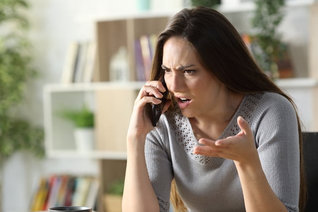 Une femme énervée au téléphone