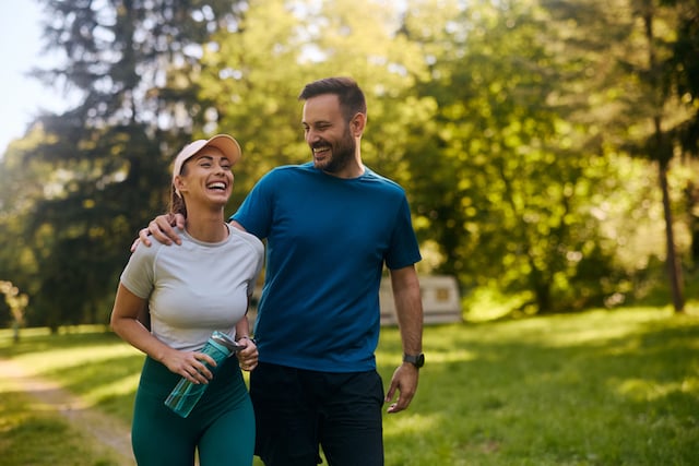 Un couple heureux en train de faire un jogging 