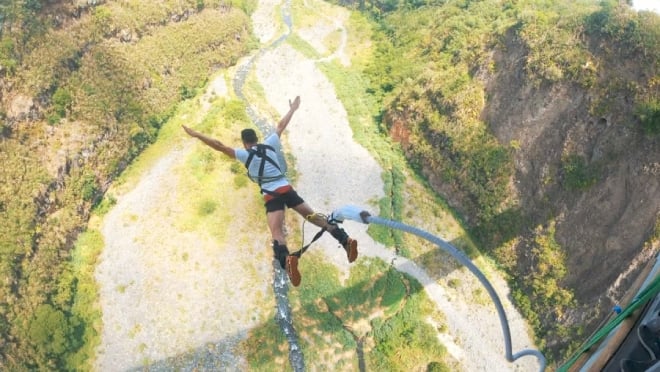 Un homme saute à l'élastique à La Réunion