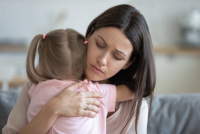 Une maman qui console sa fille