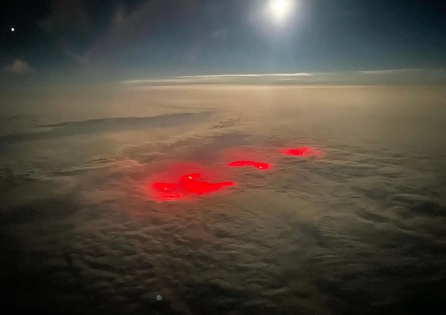 Lumières rouges aperçues au-dessus de l’océan Pacifique