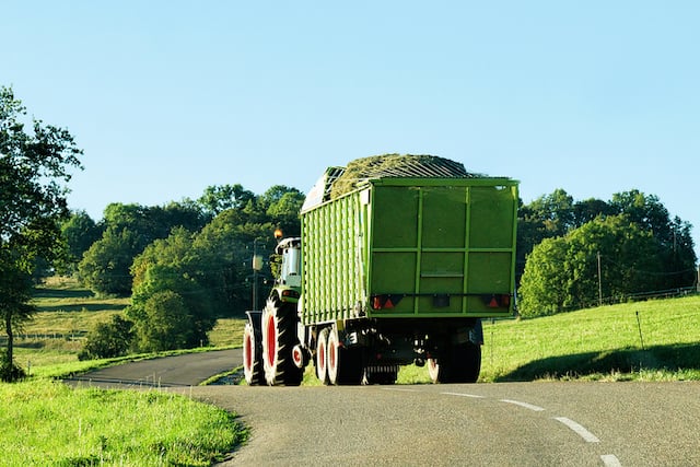 Un tracteur sur une route de campagne