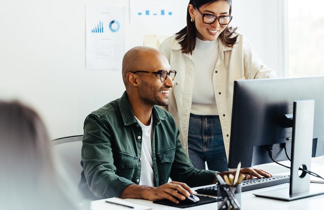 Deux collègues en train de travailler ensemble 