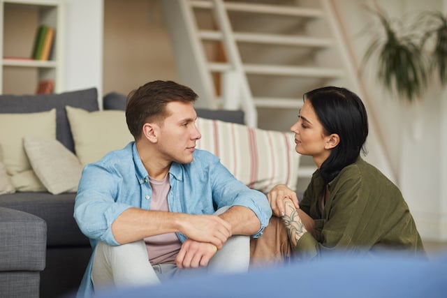 Un couple en pleine conversation