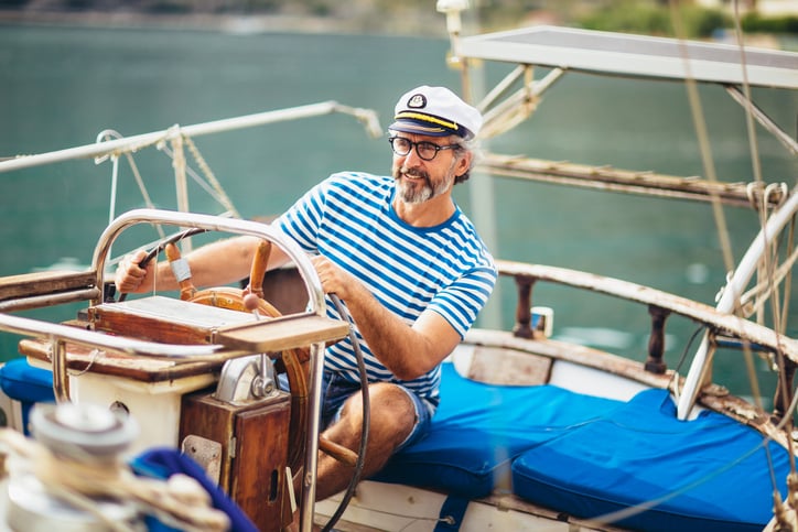 Un homme à bord d'un bateau