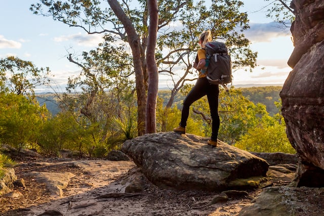 Une randonneuse admirant un paysage en Australie