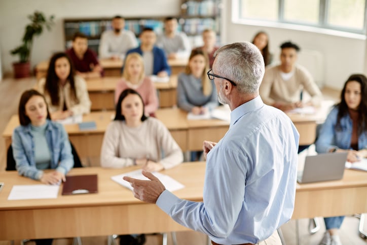 Des étudiants et un professeur dans une salle de classe