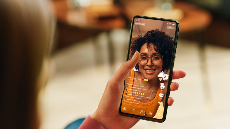 Une femme sur un écran de téléphone