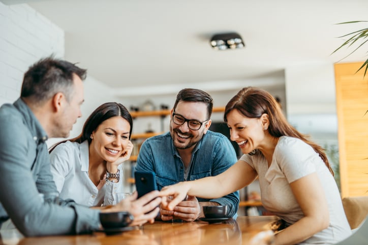 Un groupe d'amis adultes