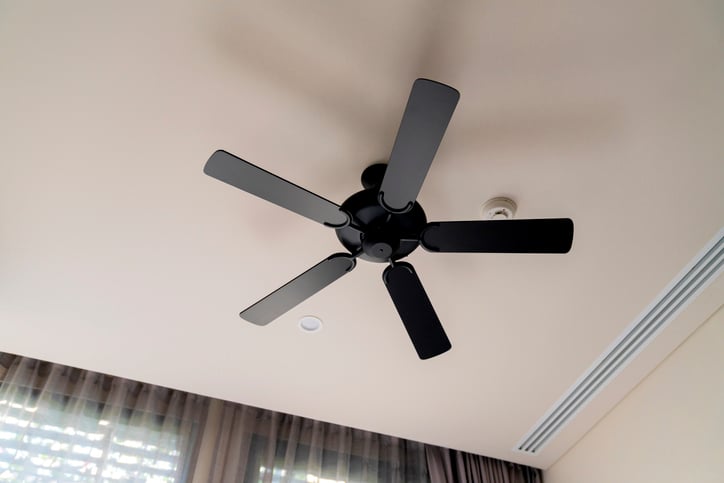 Un ventilateur de plafond