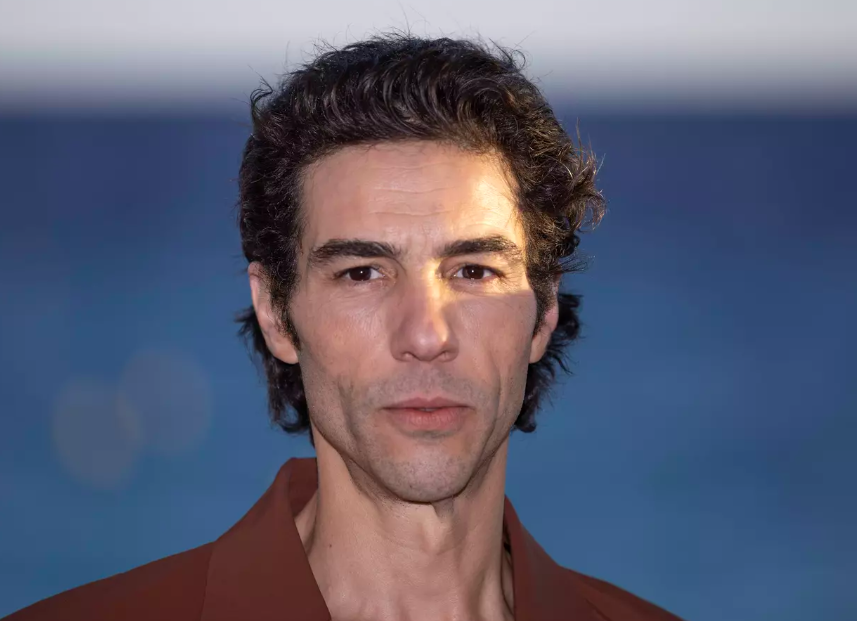 Méconnaissable, l'acteur Tahar Rahim, 43 ans,a aperdu 20 kilos pour les besoins de son prochain film