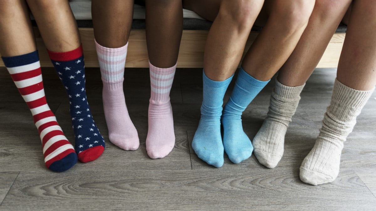 Des paires de chaussettes colorées