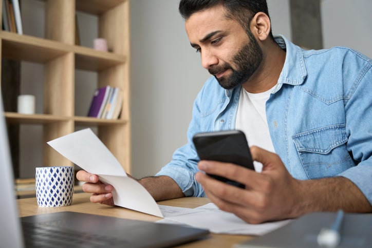 Un homme calcule son salaire