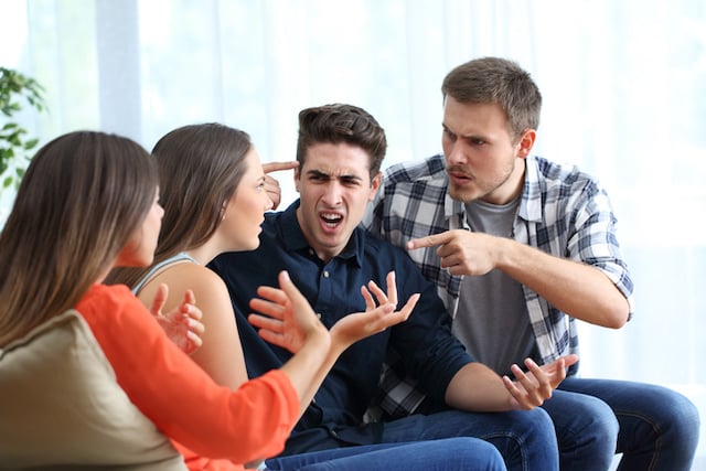 Quatre amis en train de se disputer