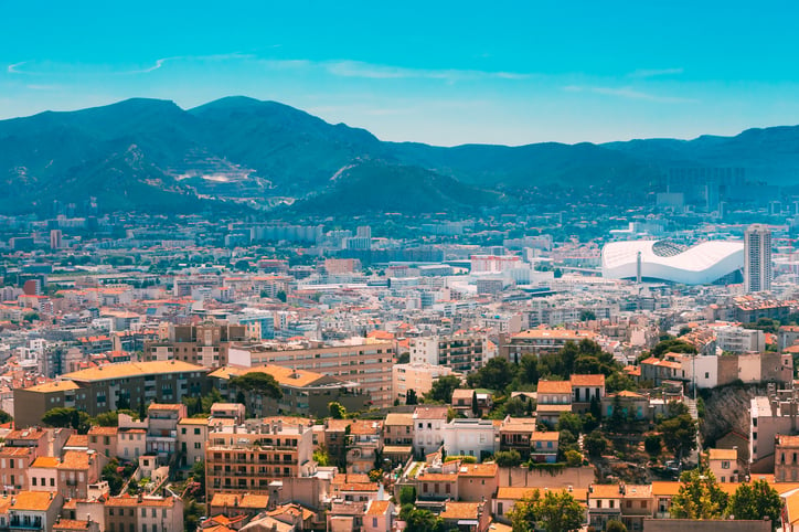 Vue aérienen de Marseille, avec le célèbre stade Vélodrome, à droite