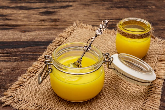 Pot en verre contenant du ghee