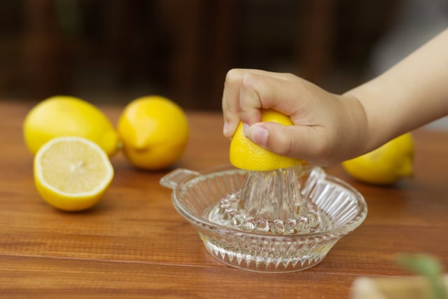 Une femme en train de presser des citrons