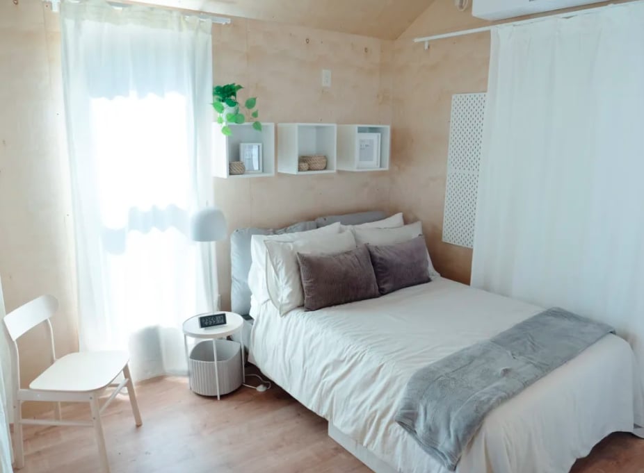 Chambre à coucher d’une tiny-house développée par Ikea US dans le but de reloger des sans-abri