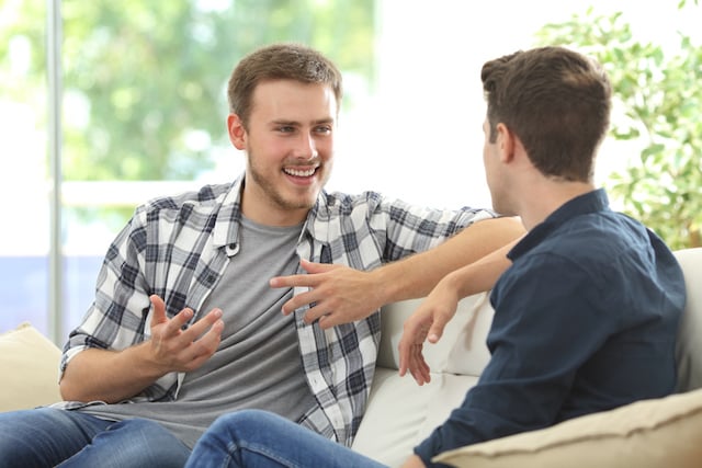 Deux amis en pleine conversation