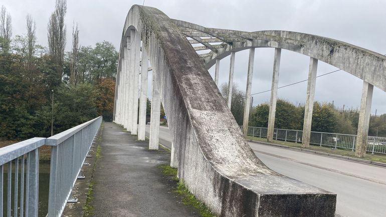 Le pont de la ville de Charleroi