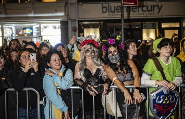 Des fêtards attendent la parade d'Halloween à Dublin