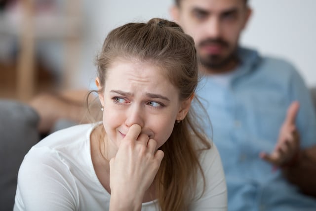 Gros plan sur le visage d'une femme qui dispute avec son compagnon