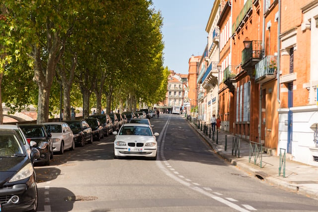 Une voiture qui circule dans les rues de Toulouse 