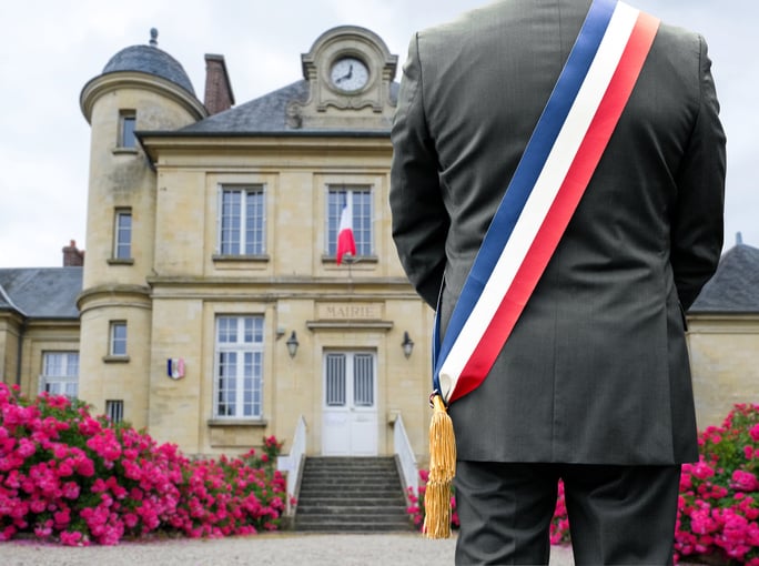 Un maire français devant sa mairie