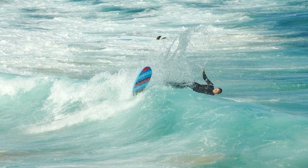 Un surfeur qui chute dans l'eau