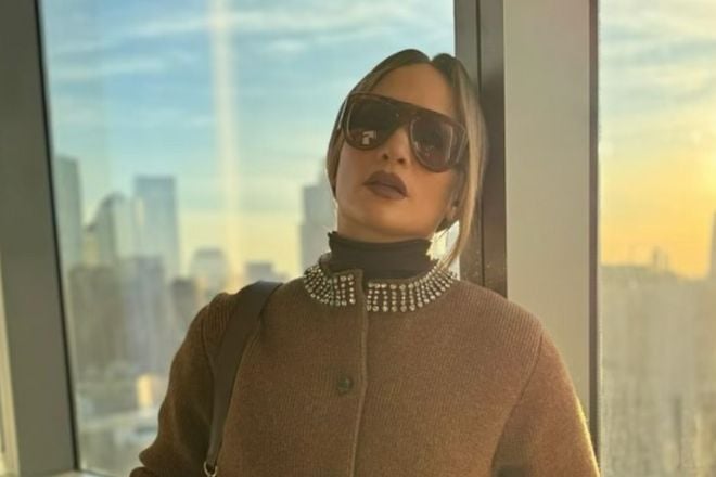 Jennifer Lopez à New York prend la pose sur la Toile