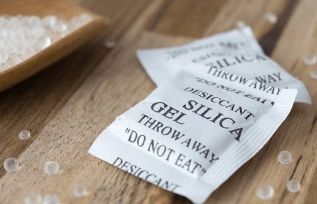 Deux sachets de gel de silice