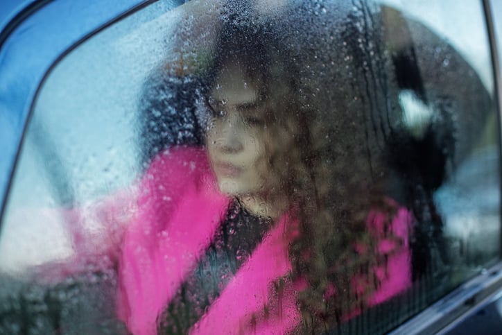 Une conductrice qui conduit avec une fenêtre embuée