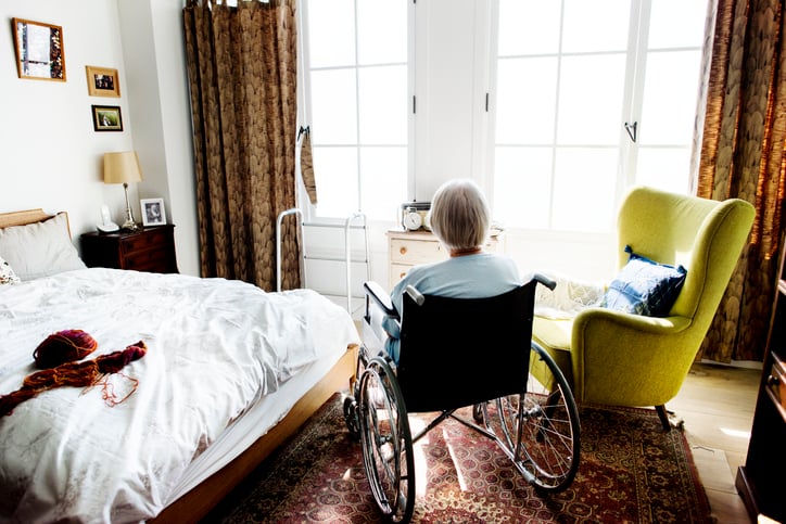 Une femme en fauteuil roulant