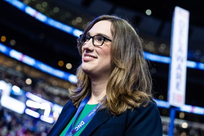 Sarah McBride lors d'un débat politique aux États-Unis