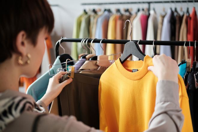 Femme qui fait du shopping dans une boutique de prêt-à-porter