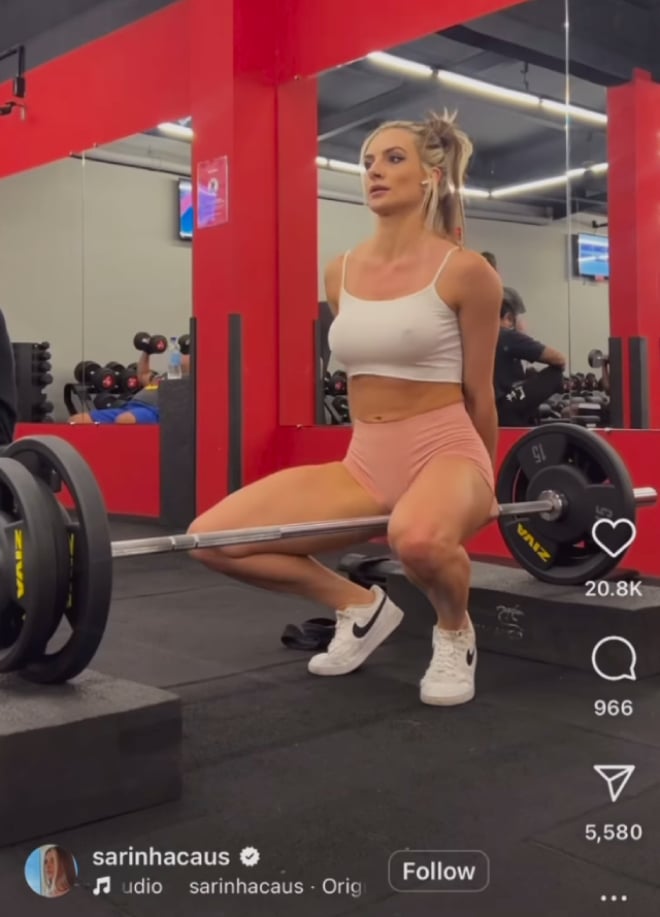 Screenshot de la vidéo de Sarah Caus en salle de sport