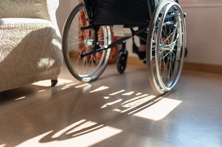 Un homme handicapé en fauteuil roulant