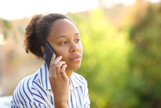 Une femme noire au téléphone