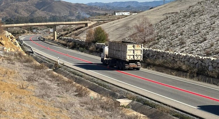 Une ligne rouge sur la route