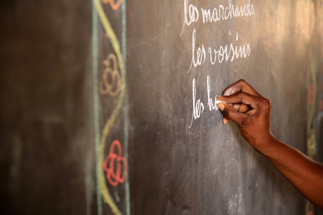 Un enfant écrit en français