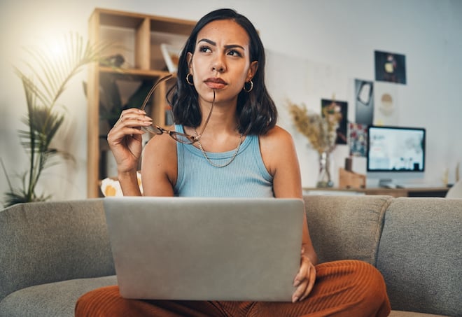 Une femme qui réfléchit