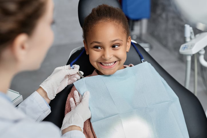 Une enfant chez le dentiste