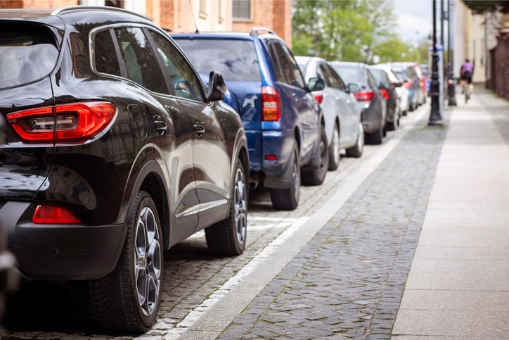 Des voitures garées dans une rue