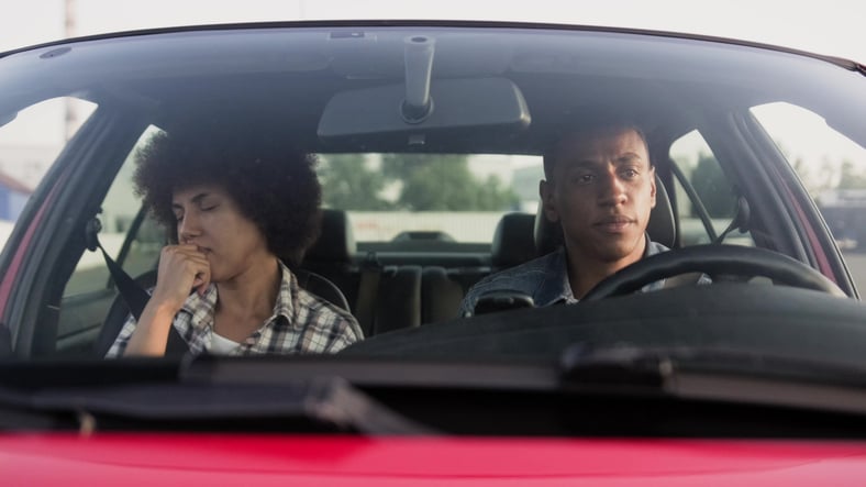 Un couple se dispute dans une voiture