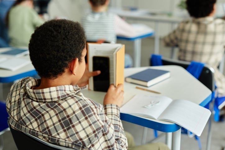 Un élève cache son téléphone pour tricher