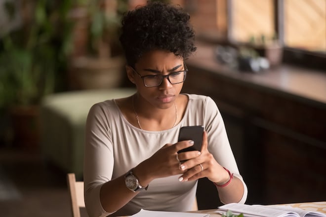 Une femme regarde son téléphone