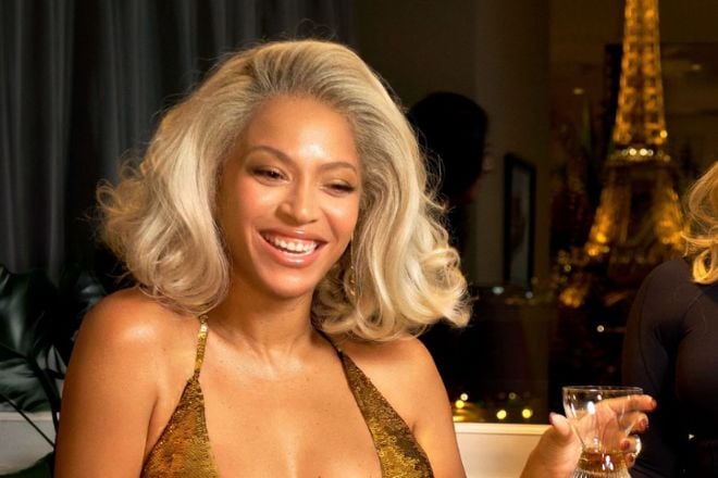 Beyoncé souriante en tenue de soirée, un cliché dévoilé sur Instagram