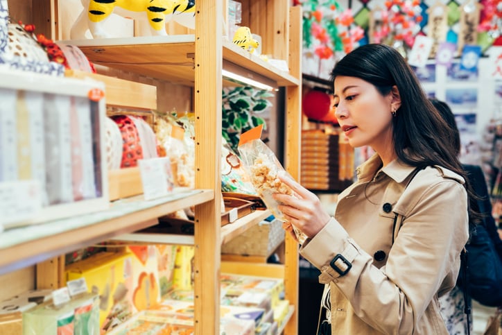 Une femme fait ses courses